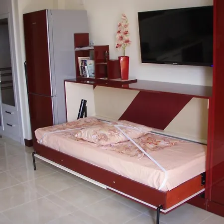 Creme & Bordo شقة *